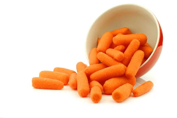 Zubereitete Karotten in einer roten Keramikschüssel — Stockfoto