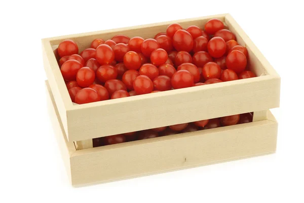 Tomberry fresco (muito pequeno) tomates em uma caixa de madeira — Fotografia de Stock