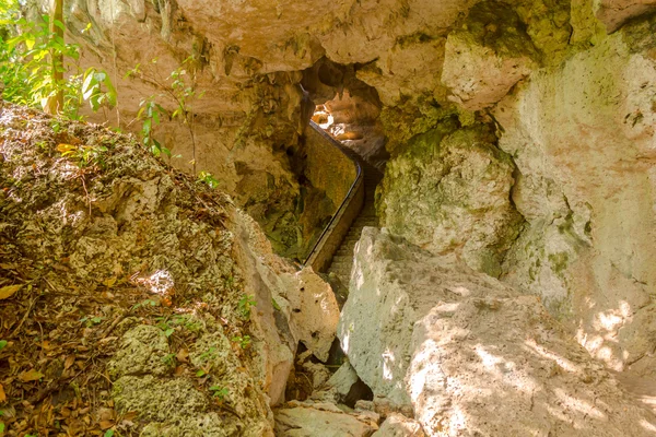 Der Pfad in einem Felsen — Stockfoto