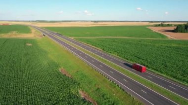 Yolcularla dolu otobüs Tarım Alanlarının Şehirlerarası Otoyol Arkasında