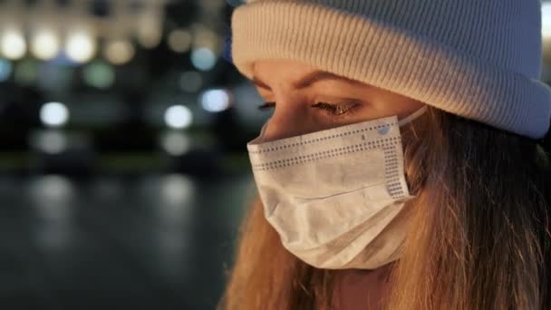 Женщина в медицинской маске на лице с надеждой на огонь в холодную ночь — стоковое видео