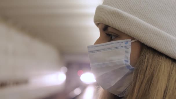 Donna in maschera medica sulla piattaforma è in attesa di arrivo del treno in metropolitana — Video Stock