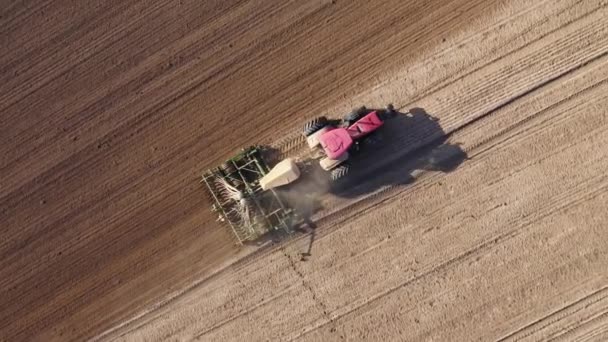 Tracteur agricole soufflant le sol avant de planter des cultures dans un champ agricole — Video