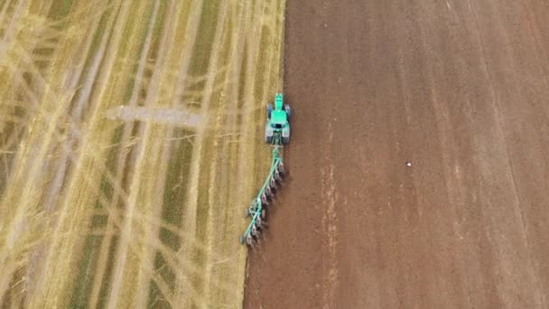 Trator com fluxo que flui a vista aérea do campo agrícola — Vídeo de Stock