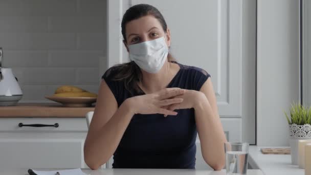 Blogger feminino caucasiano em conversas de máscara antiviral na câmera via videoconferência — Vídeo de Stock