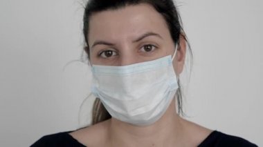 Portre Kadını Koruyucu Maskeyi Yüzünden Çıkar ve Rahatlamak İçin Nefes Verin