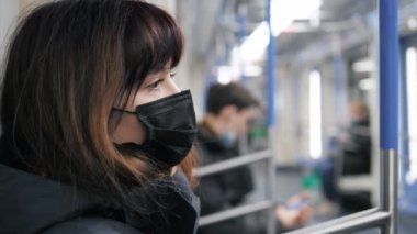 Metroda Sosyal Taşımacılık Yüzünde Tıbbi Maske Taşıyan Kadın