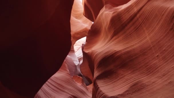 Movimiento a lo largo de paredes rojas hermoso liso y onda en Antelope Canyon — Vídeos de Stock