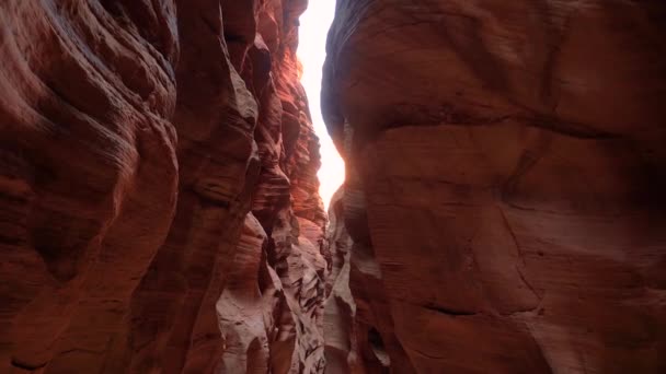 Таинственный глубокий слот-каньон с изогнутыми и гладкими оранжевыми стенами из красного камня — стоковое видео