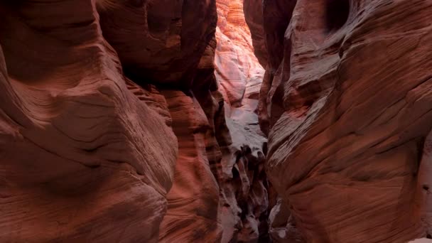 Fantastique canyon à fente profonde avec des murs de pierre rouge orange courbes et lisses — Video