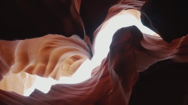 Schöne rote Wände glatt und wogen im Antelope Canyon zum Hintergrundhimmel — Stockvideo