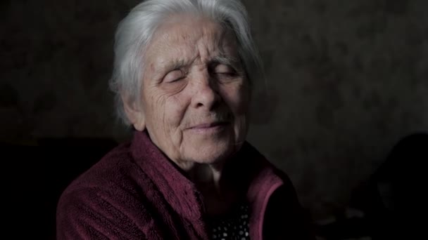 Porträt einer sehr alten älteren kaukasischen Frau mit grauen Haaren und faltigem Gesicht — Stockvideo