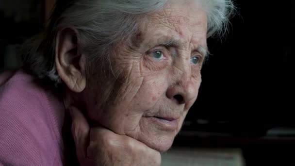 Starší stařena s nervózním Tic portrétem se opřela hlavou o ruku — Stock video