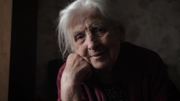 Porträt einer sehr alten älteren kaukasischen Frau mit grauen Haaren und faltigem Gesicht — Stockvideo