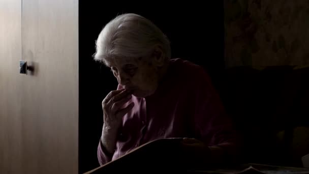 80s 90s vecchia donna legge un giornale in una casa di cura — Video Stock