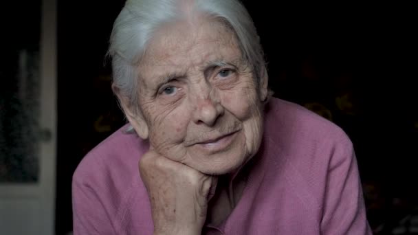 Retrato anciano viejo caucásico mujer 80s 90s sentarse con su cabeza apuntalada en mano — Vídeos de Stock