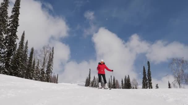 Sciatore che scia sulla pista da sci innevata in montagna nella giornata soleggiata d'inverno in movimento — Video Stock