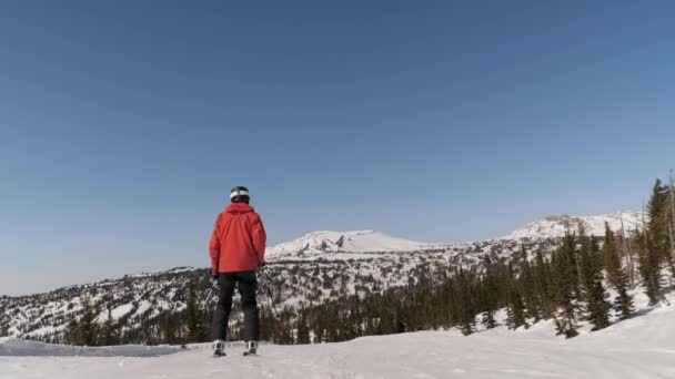 Skier glisse sur des skis à flanc de montagne enneigé Profitant de l'hiver et de la nature — Video