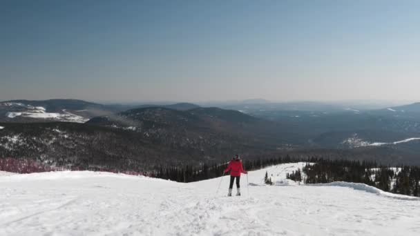 Sciatore Sciare sulla pista da sci di neve in montagna il giorno soleggiato in inverno in movimento — Video Stock