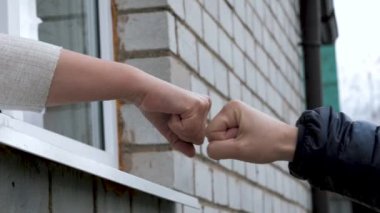 Akrabalar, sosyal mesafeden birbirlerini yumrukluyorlar.