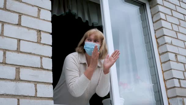 Woman Applauds From Window In House To Medical Workers In Coronavirus Pandemic — Vídeo de stock