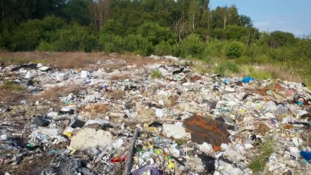 Vliegen vanuit de lucht over stapels plastic vuilnis en huishoudelijk afval op een stortplaats — Stockvideo
