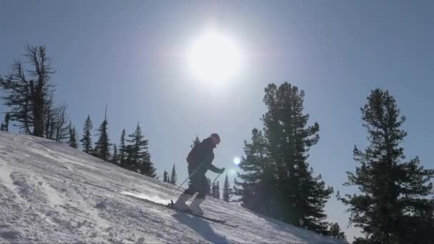 Sciatore grasso anziano sciare sulla pista da sci neve in montagna resort in inverno in movimento — Video Stock