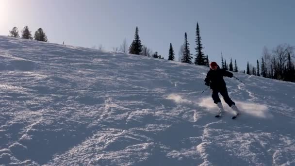 Anziani in sovrappeso donna va a sciare in montagna in inverno — Video Stock