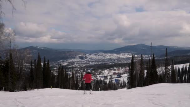 Começando esquiador Esqui no esqui Piste em montanhas montanhosas no inverno em movimento — Vídeo de Stock