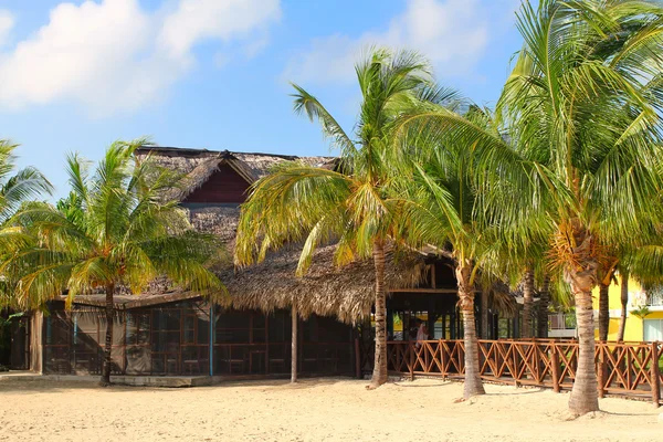 Restaurant aan het strand in cayo coco — Stockfoto