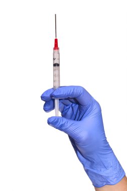 Beyaz şırıngayı tutan mavi bir eldiven verin.