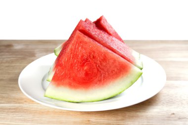 Karpuz dilimleri beyaz plaka üzerinde