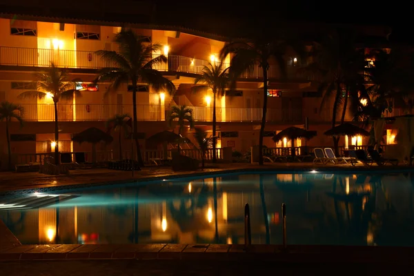 Nacht bij het zwembad in het Caribisch gebied resort — Stockfoto