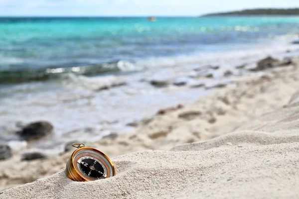Kompas op het strand zand, ondiep focus — Stockfoto