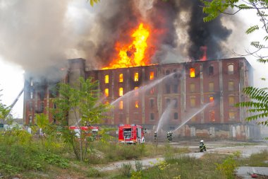 Celje, Slovenya - 06 Ekim 2014: İtfaiyeciler tarihi endüstriyel Rakusev Mlin 6 Ekim 2014 yılında Celje bina büyük ölçekli ateşe karşılık.