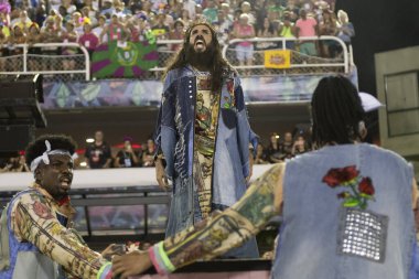 Rio, Brezilya - 23 Şubat 2020: Samba okulu Mangueira 'nın Marques de Sapucai Sambodromo' daki geçit töreni