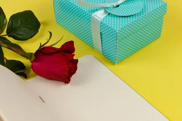 Caixa Presente Lado Bloco Notas Uma Flor — Fotografia de Stock