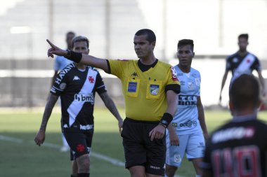 Rio, Brezilya - 20 Aralık 2020: Ricardo Marques Ribeiro hakem Vasco ve Santos arasında Sao Januario Stadyumu 'nda oynanan Brezilya Şampiyonası maçında