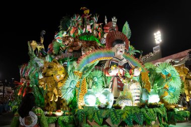 Rio, Brezilya - 23 Şubat 2020: Samba okulu Grande Rio 'nun Marques de Sapucai Sambodromo' da geçit töreni