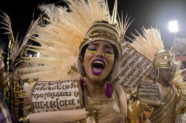 Rio, Brezilya - 23 Şubat 2020: Samba okulu Mangueira 'nın Marques de Sapucai Sambodromo' daki geçit töreni