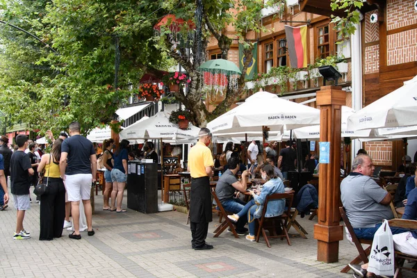 Rio, Brezilya - 30 Aralık 2020: Turistler yıl sonunda Capivari Mahallesi 'nin merkezinde geziniyorlar.