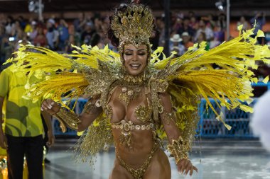 Rio, Brezilya - 24 Şubat 2020: Samba okulu Sao Clemente 'nin Marques de Sapucai Sambodromo' daki geçit töreni