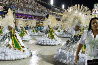 Rio, Brezilya - 24 Şubat 2020: Samba okulu Mocidade Independente de Padre Miguel 'in Marques de Sapucai Sambodromo' da geçit töreni. Baiana kanatları