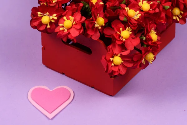 Caixa Vermelha Com Flores Lado Fundo Coração Lilas — Fotografia de Stock