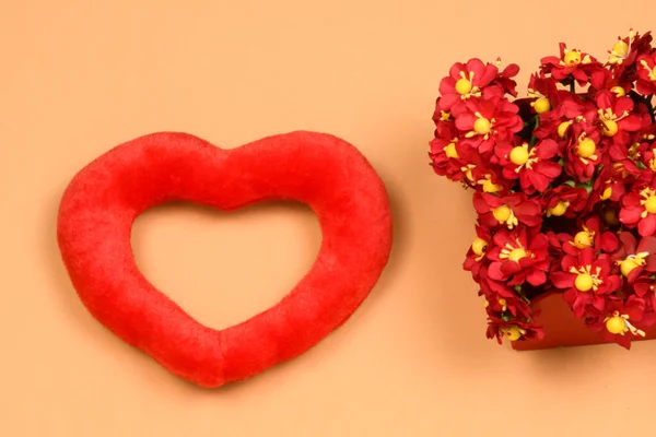 Almofada Forma Coração Lado Uma Caixa Flor Vermelha — Fotografia de Stock