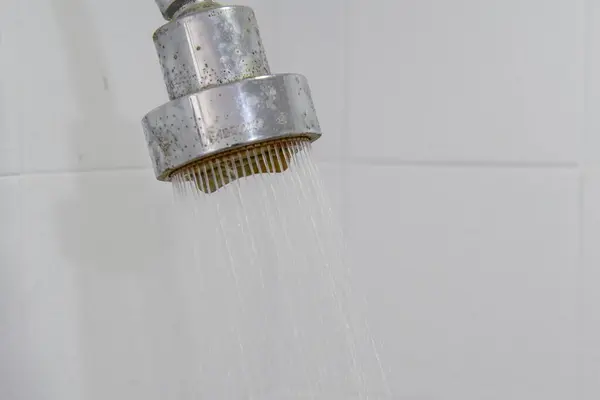 비오는 바탕으로 떨어지는 가정용 샤워기 — 스톡 사진