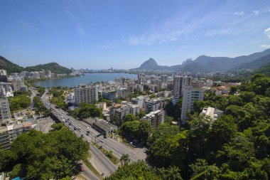 Rio, Brezilya - 20 Ocak 2021: Şehrin önemli bir kartpostalı olan Lagoa Rodrigo de Freitas 'a bakınız. 