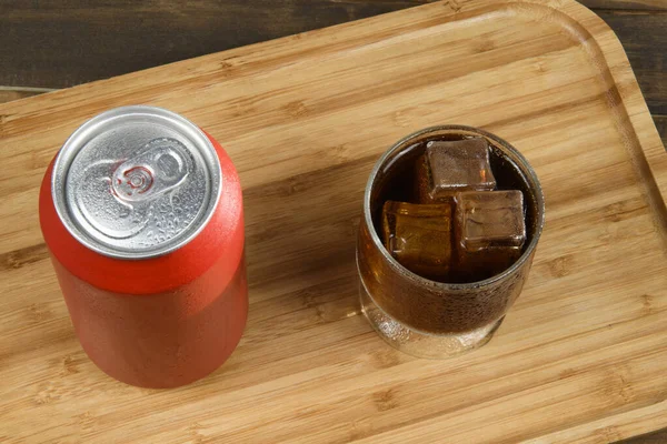 Nampan Dengan Kaleng Soda Aluminium Dan Kaca Diisi Dengan — Stok Foto