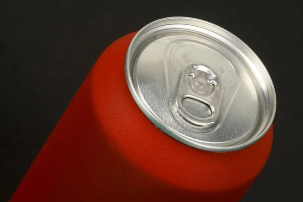 Latas Refrigerante Vermelho Fundo Preto Claro — Fotografia de Stock