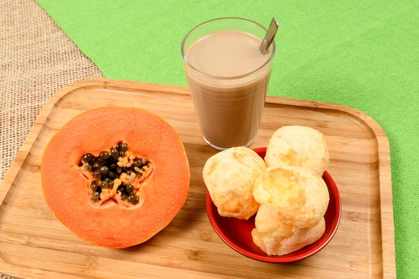 Brazilian Food Guide Завтрак Кофе Молоком Сырным Хлебом Фруктами Папайи — стоковое фото